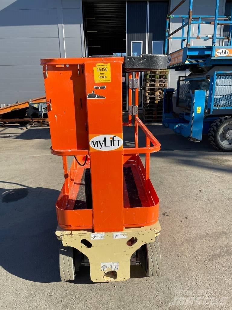 JLG 1230 Škarjaste dvižne ploščadi