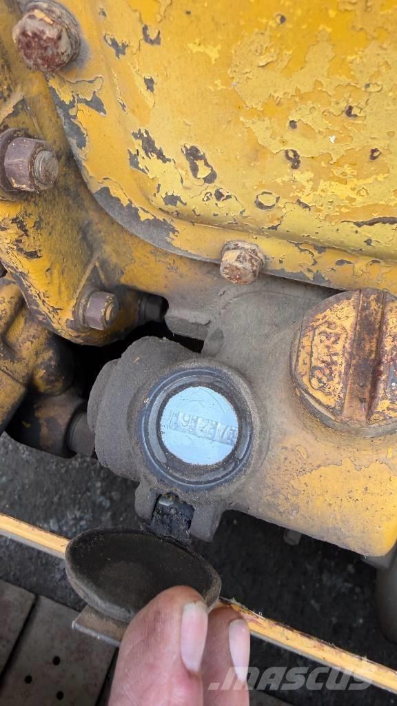 CAT D 2 Buldožerji goseničarji