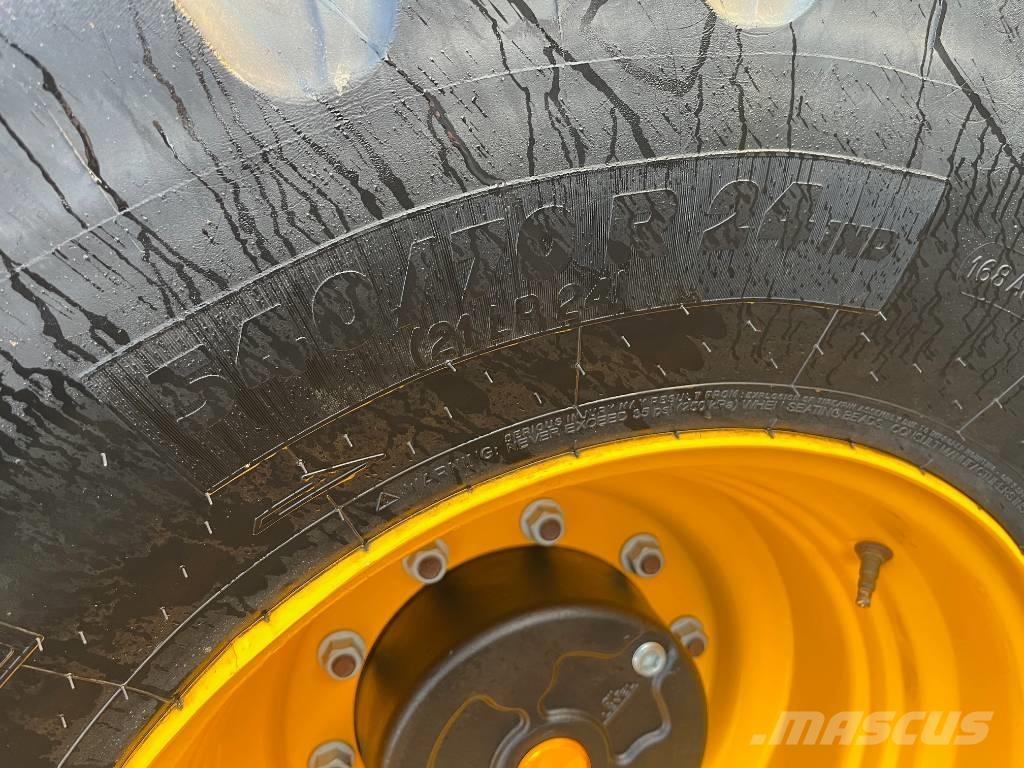 JCB 413 S Kolesni nakladalci