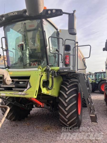 CLAAS TRION 530 Kombajni