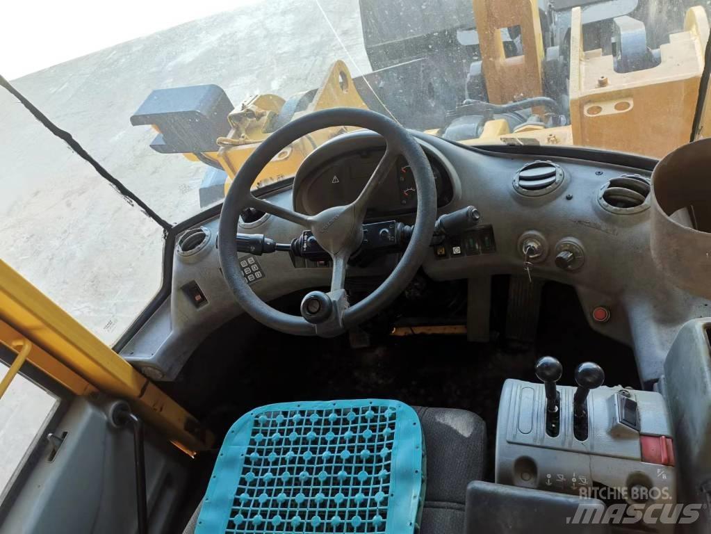 Volvo L 120 E Kolesni nakladalci