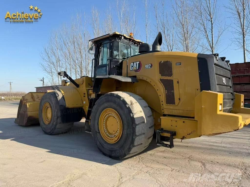 CAT 982 Kolesni nakladalci