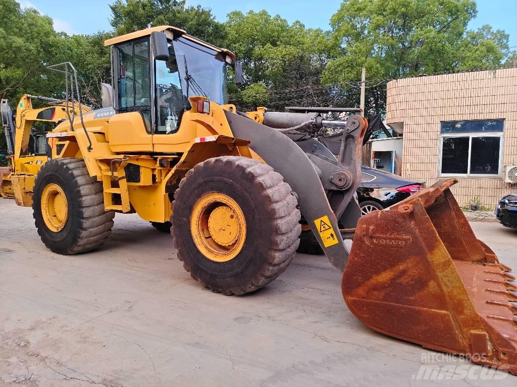 Volvo L 120 Kolesni nakladalci