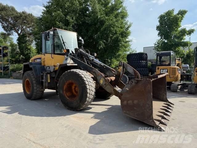 Komatsu WA 200 Kolesni nakladalci
