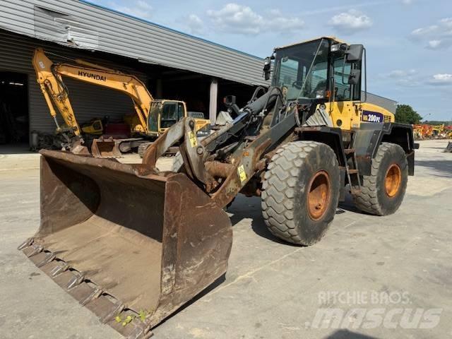 Komatsu WA 200 Kolesni nakladalci
