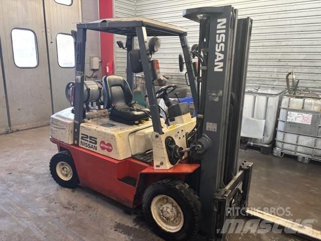 Nissan UJ02 A 25 U Plinski viličarji