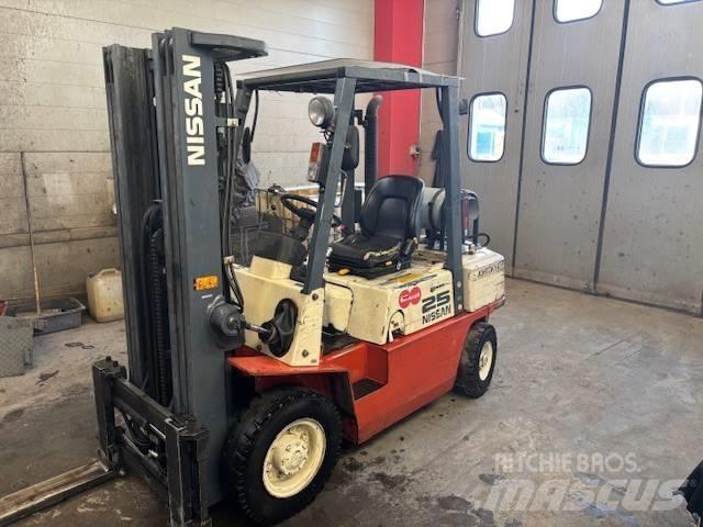 Nissan UJ02 A 25 U Plinski viličarji
