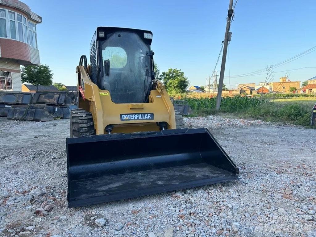 CAT 246 C Skid steer mini nakladalci