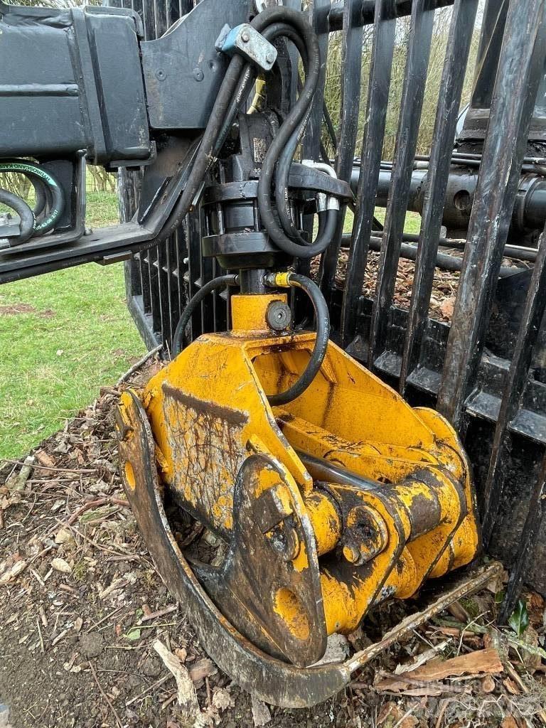 Valtra N122 Traktorji
