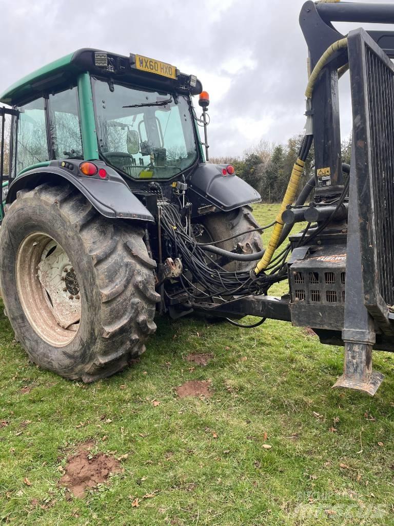 Valtra N122 Traktorji