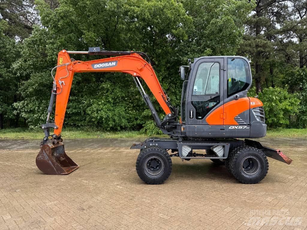 Doosan DX 57 W Bagri na kolesih