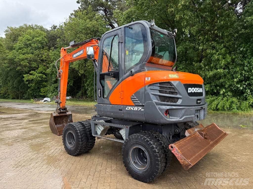 Doosan DX 57 W Bagri na kolesih