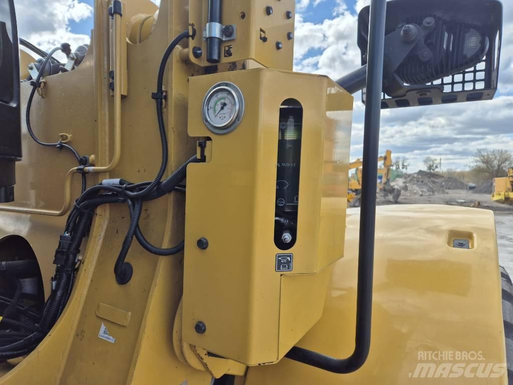 CAT 926M Kolesni nakladalci