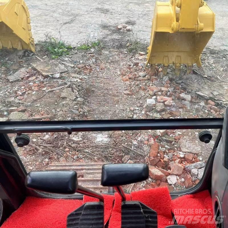 Komatsu PC 138 Bagri goseničarji