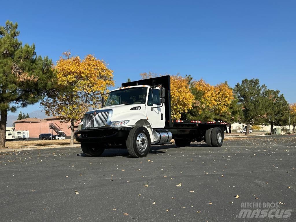 International 4300 Tovornjaki s kesonom/platojem