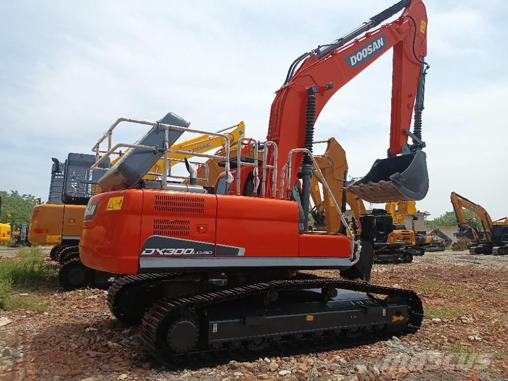 Doosan DX 300 Bagri goseničarji