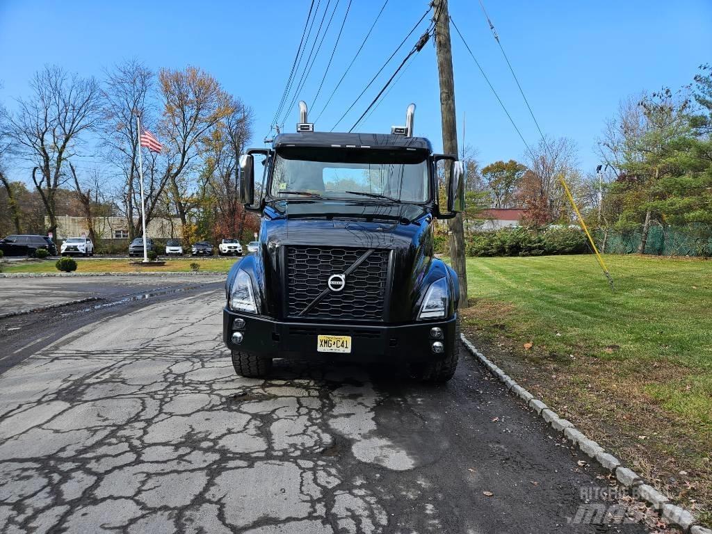 Volvo VNX 64 T300 Tovornjaki s kesonom/platojem