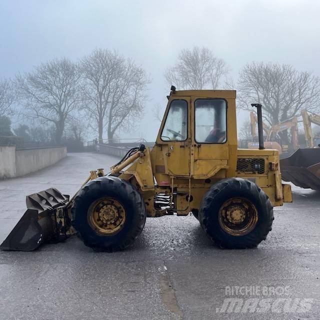 CAT 910 Kolesni nakladalci