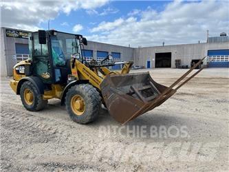 CAT 906M Kolesni nakladalci