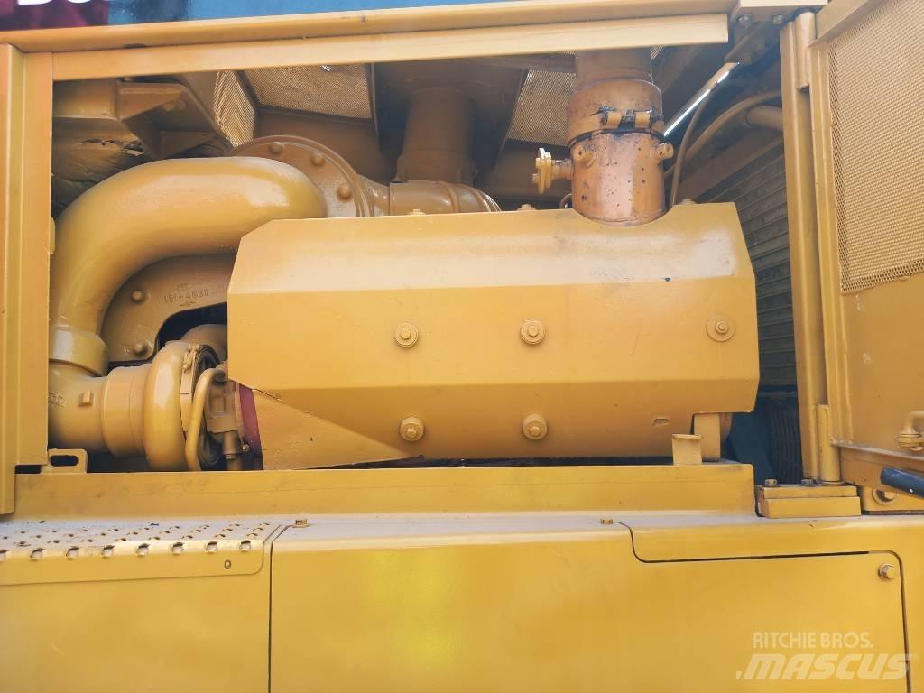 CAT D8R (Abu Dhabi) Buldožerji goseničarji