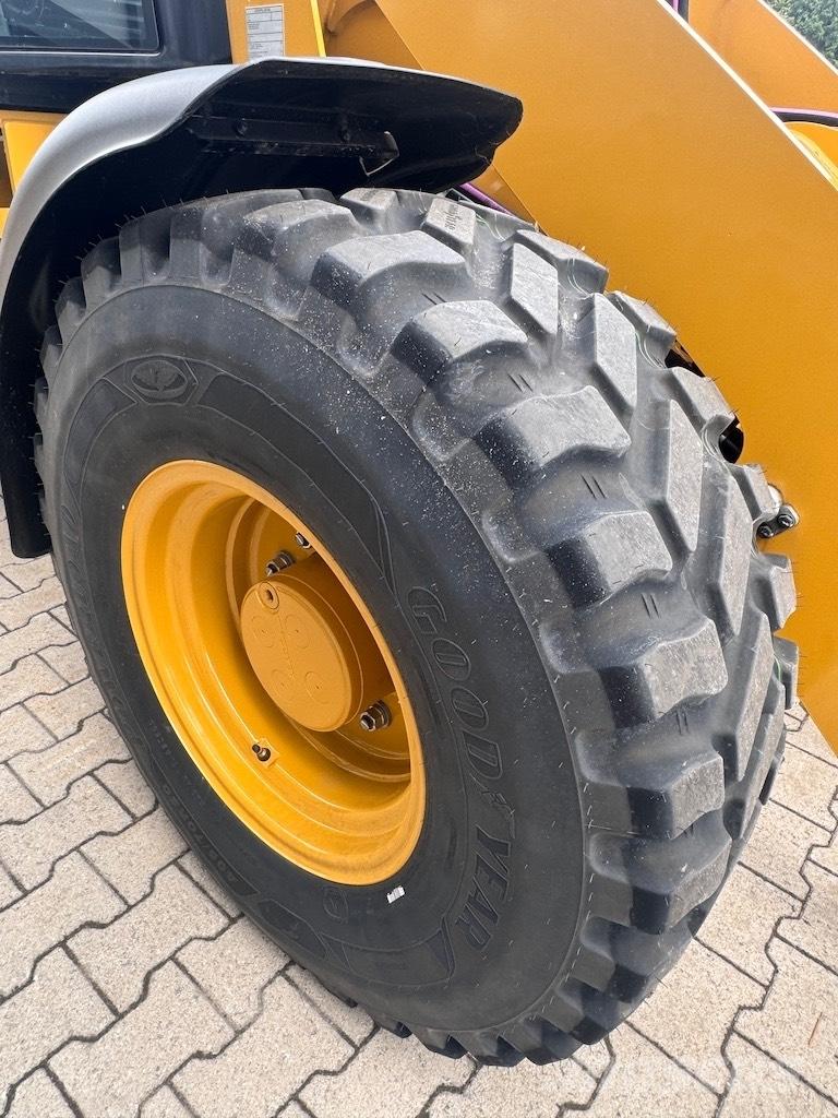 CAT 908 Kolesni nakladalci