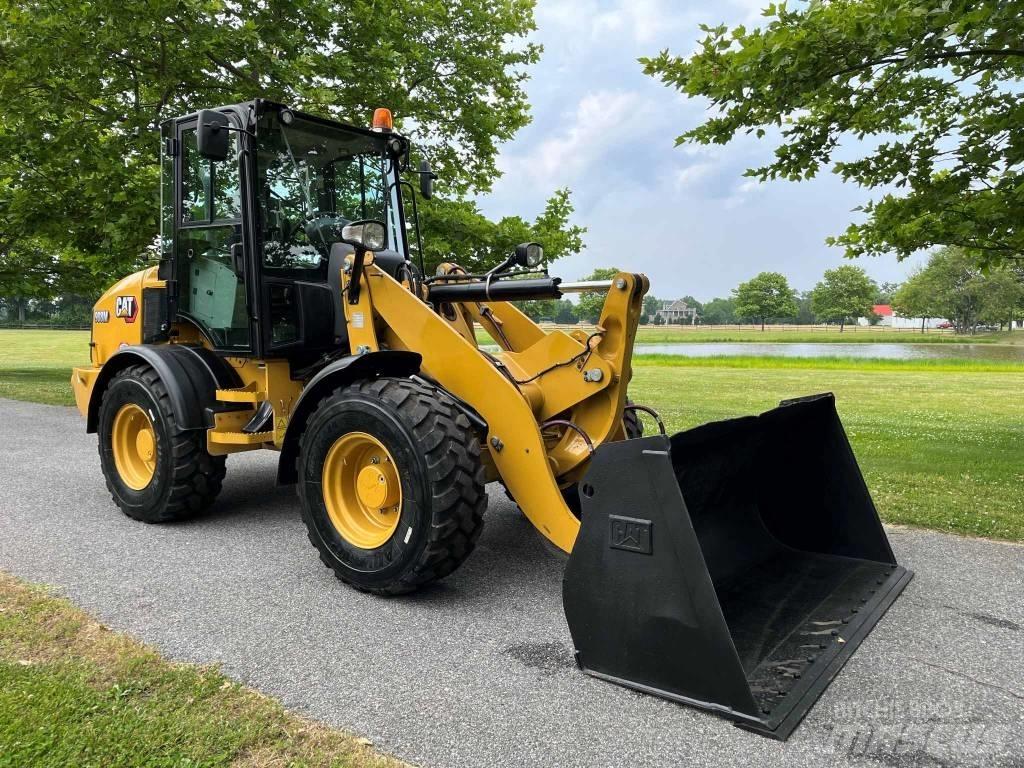 CAT 908M Kolesni nakladalci