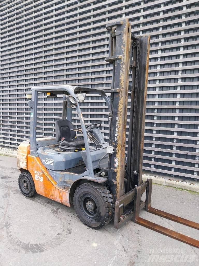 Toyota 25 Dizelski viličarji
