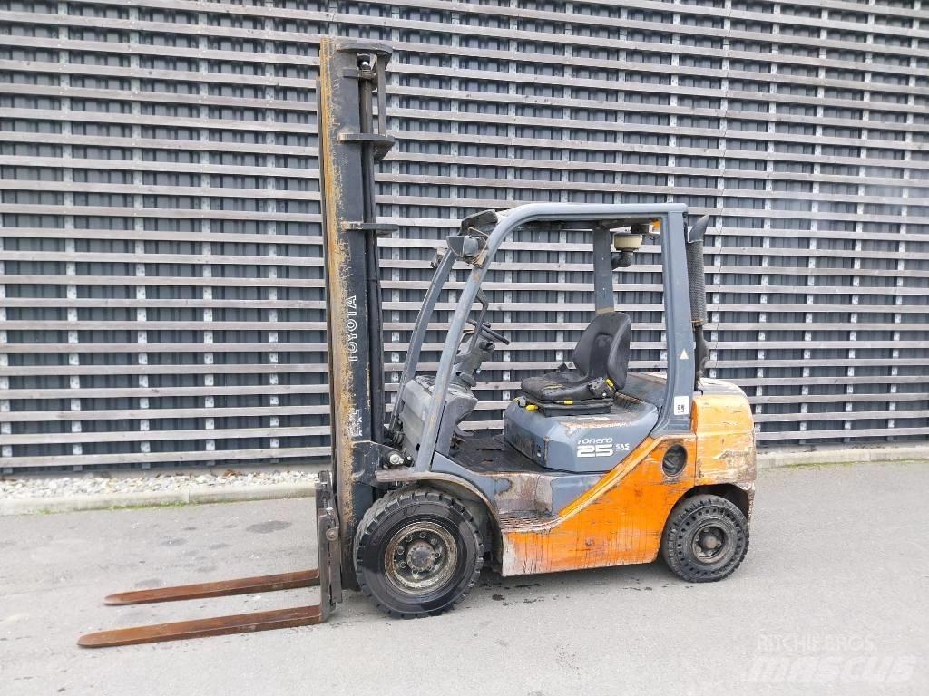 Toyota 25 Dizelski viličarji