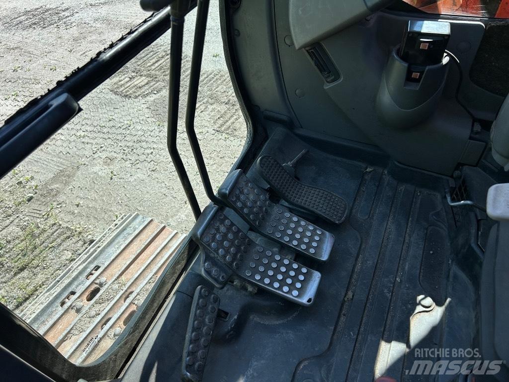 Hitachi ZX 135 US Bagri goseničarji