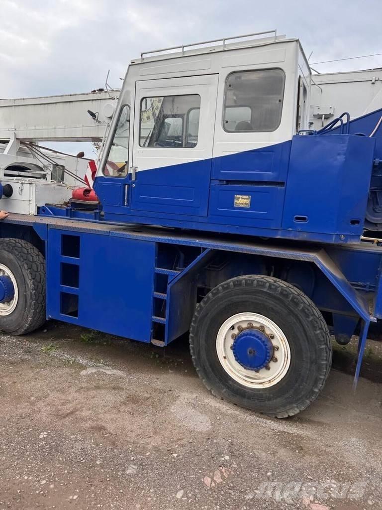 Tadano AR 300E Tovornjaki z žerjavom