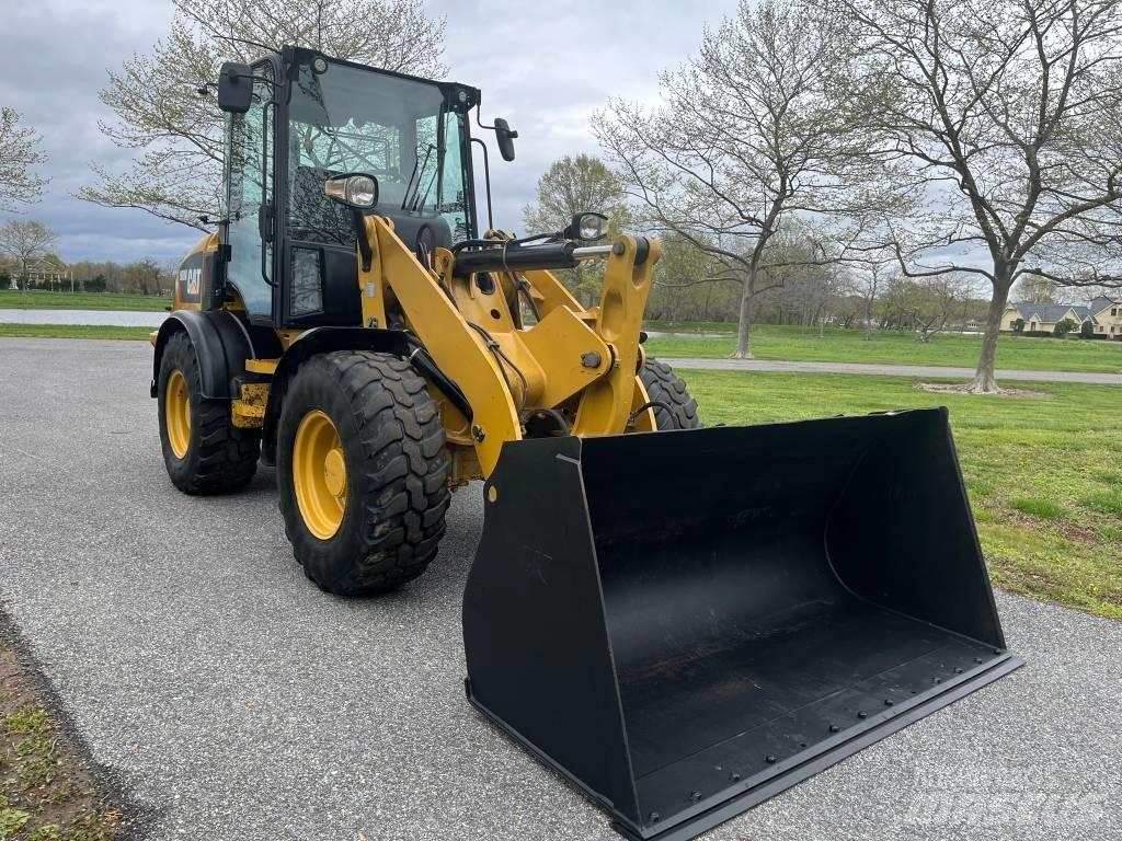 CAT 908M Kolesni nakladalci