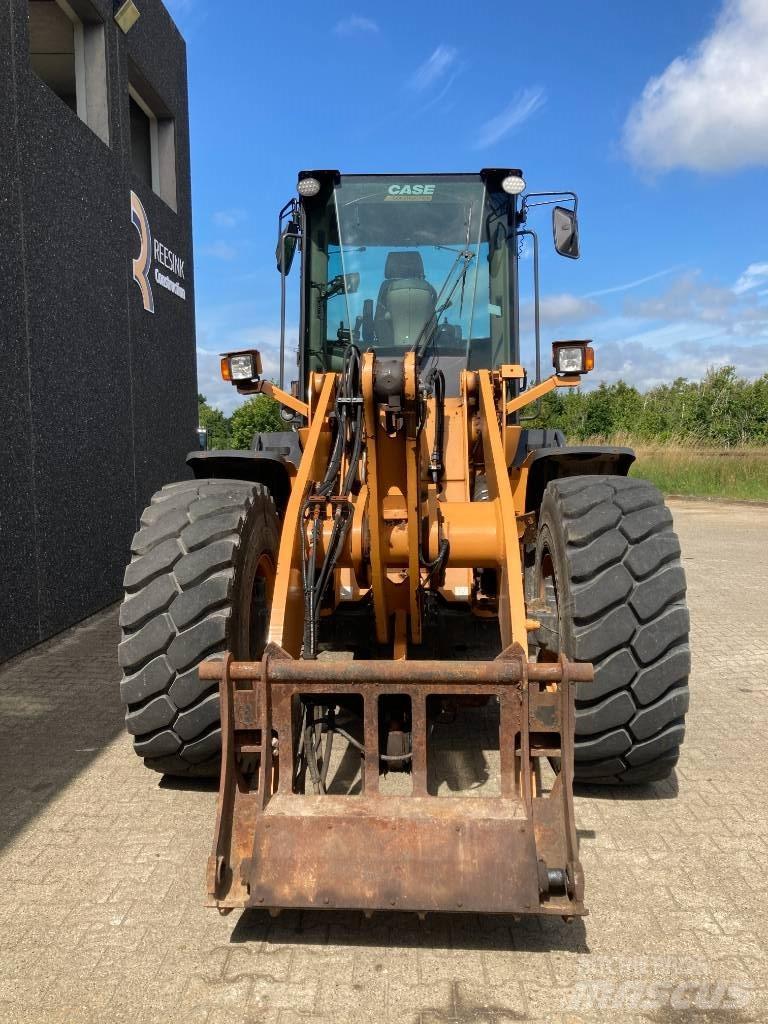 CASE 621 F XR Kolesni nakladalci
