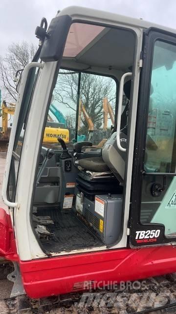 Takeuchi TB250 Mini bagri <7t