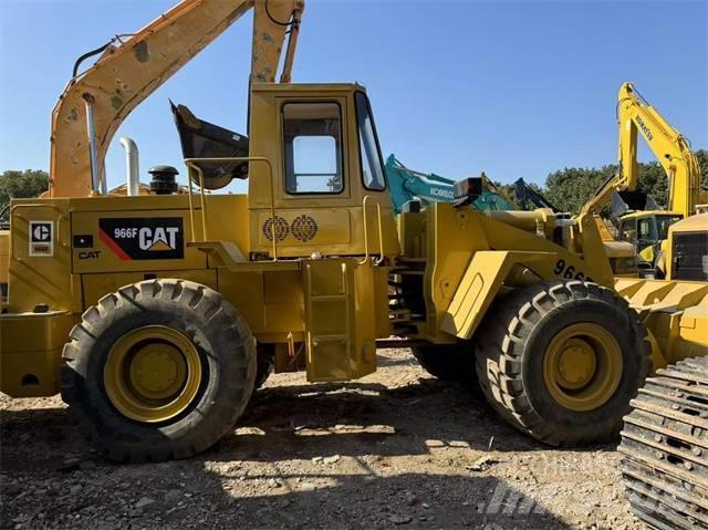 CAT 966 F Kolesni nakladalci