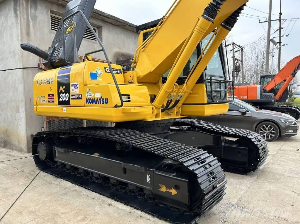 Komatsu 200 Bagri goseničarji