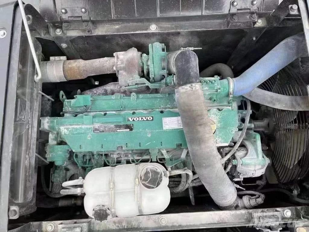 Volvo ec240 Bagri goseničarji