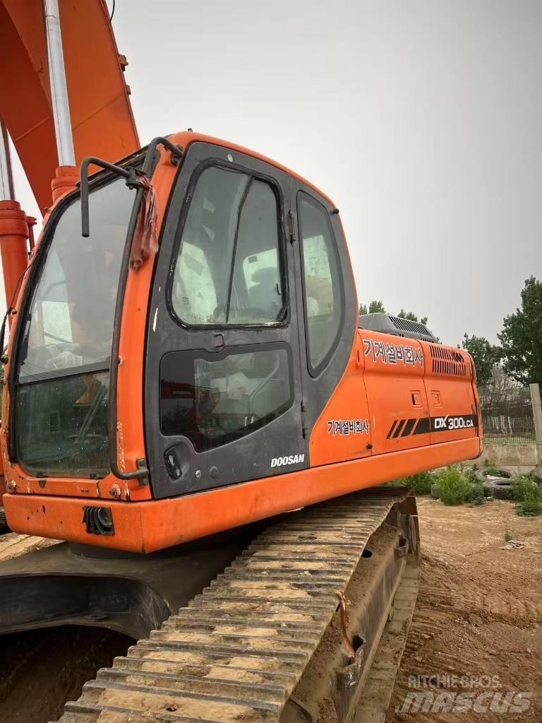 Doosan DX300LCA Bagri goseničarji