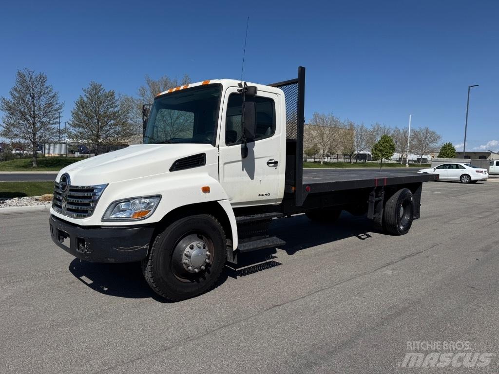 Hino 268 Tovornjaki s kesonom/platojem