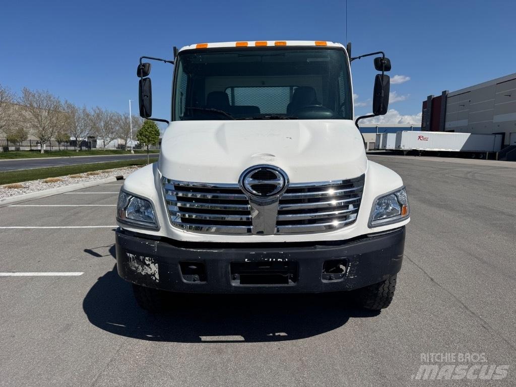 Hino 268 Tovornjaki s kesonom/platojem