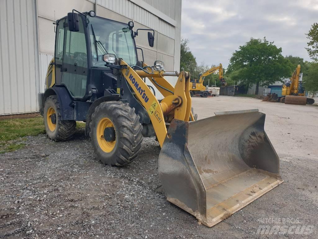 Komatsu WA70M-8 Kolesni nakladalci