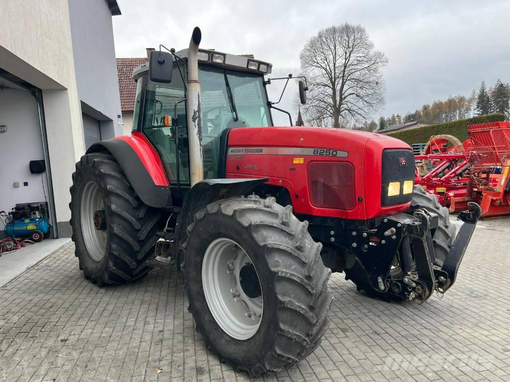 Massey Ferguson 8250 Traktorji