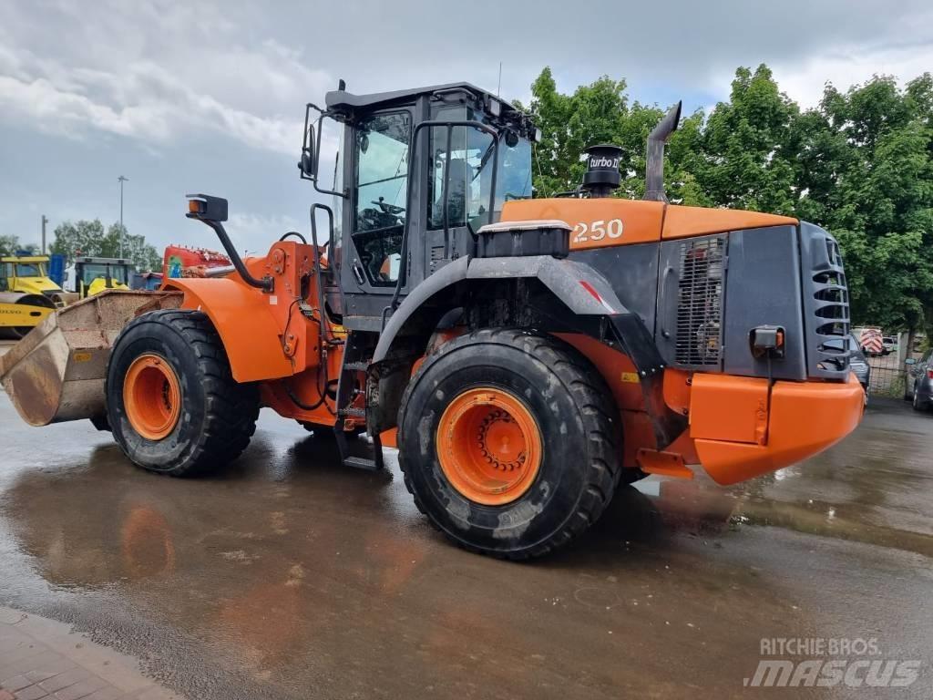 Hitachi ZW 250 Kolesni nakladalci