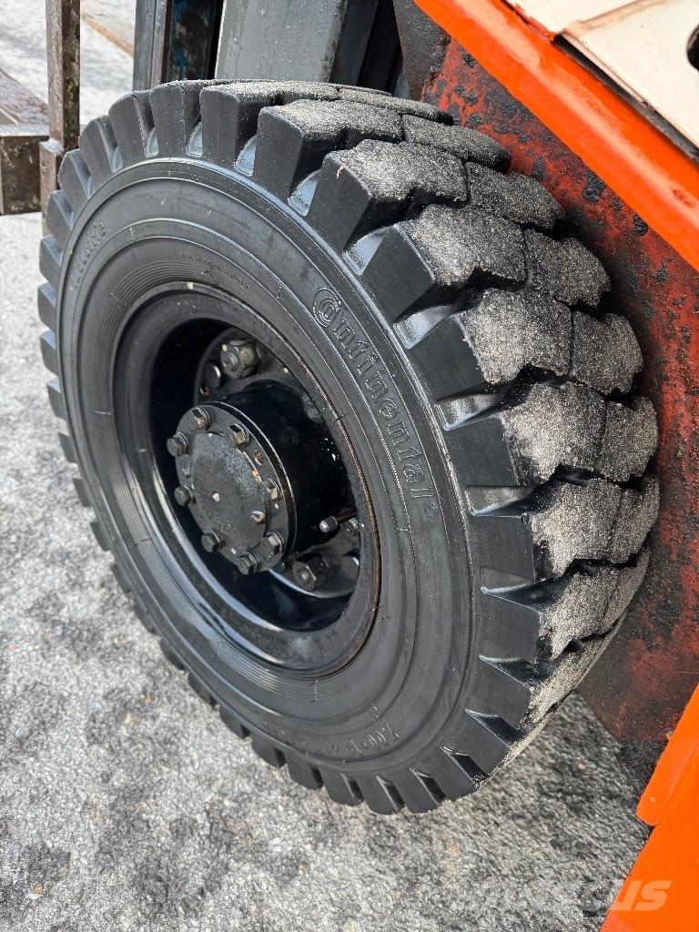 Nissan 25 Plinski viličarji