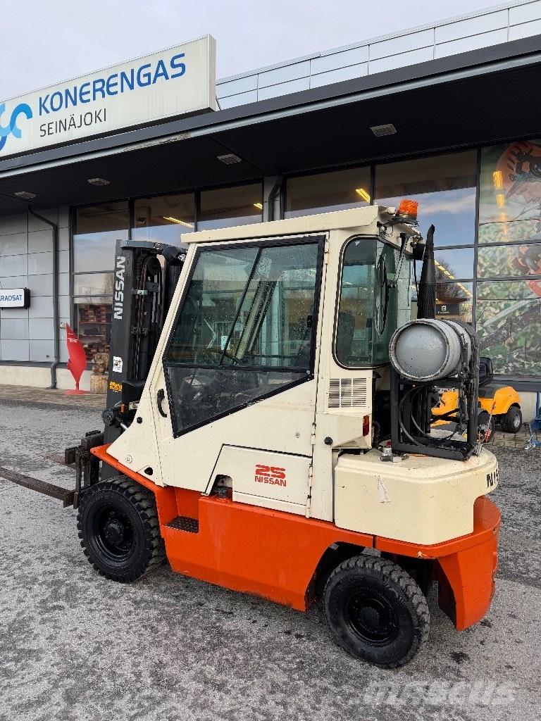 Nissan 25 Plinski viličarji