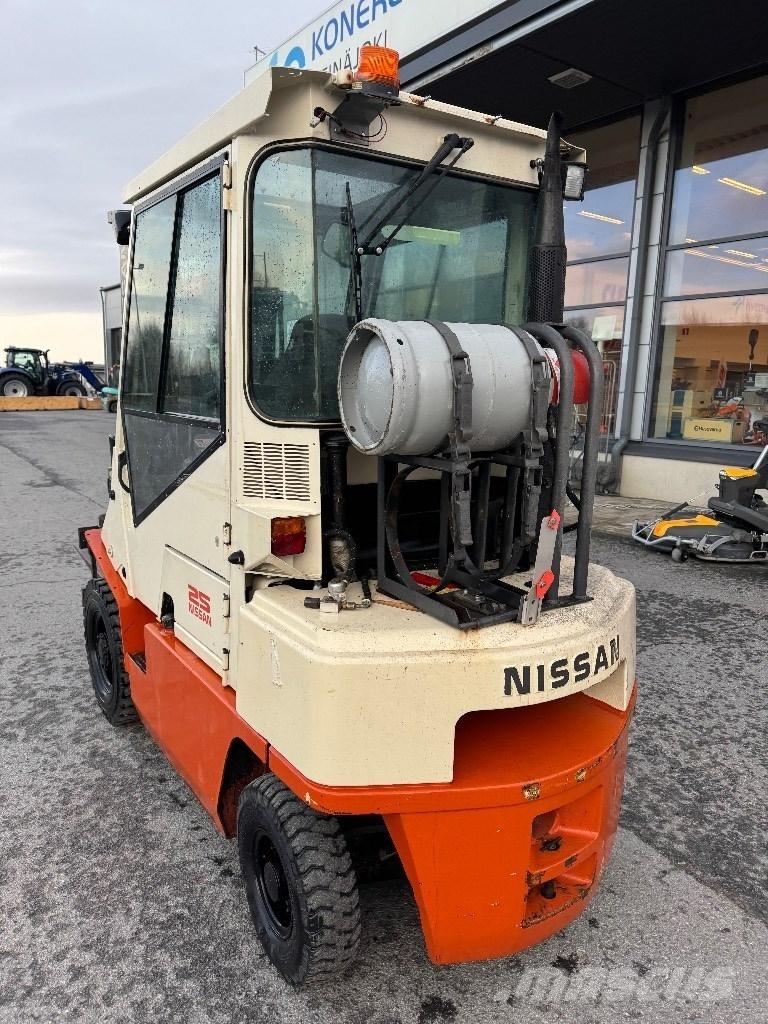 Nissan 25 Plinski viličarji