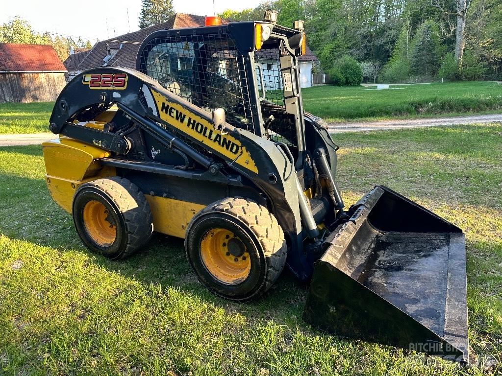 New Holland L 225 Skid steer mini nakladalci