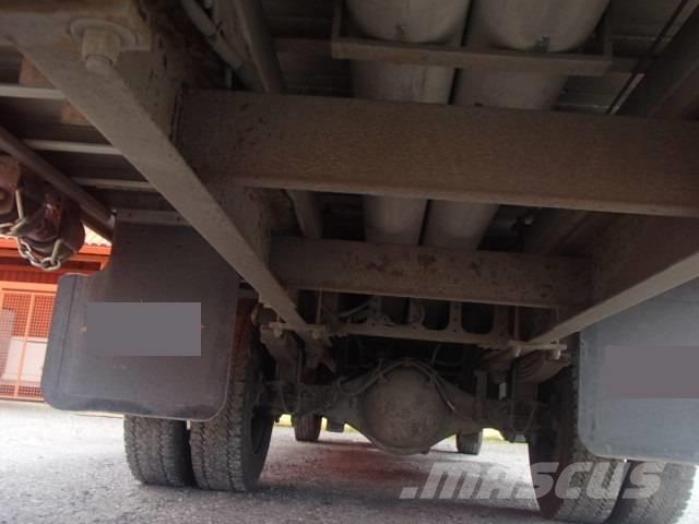 Hino 195 Tovornjaki s kesonom/platojem