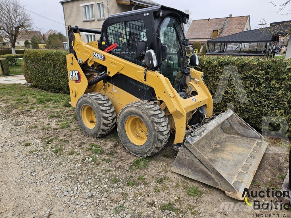 CAT 242 D 3 Skid steer mini nakladalci
