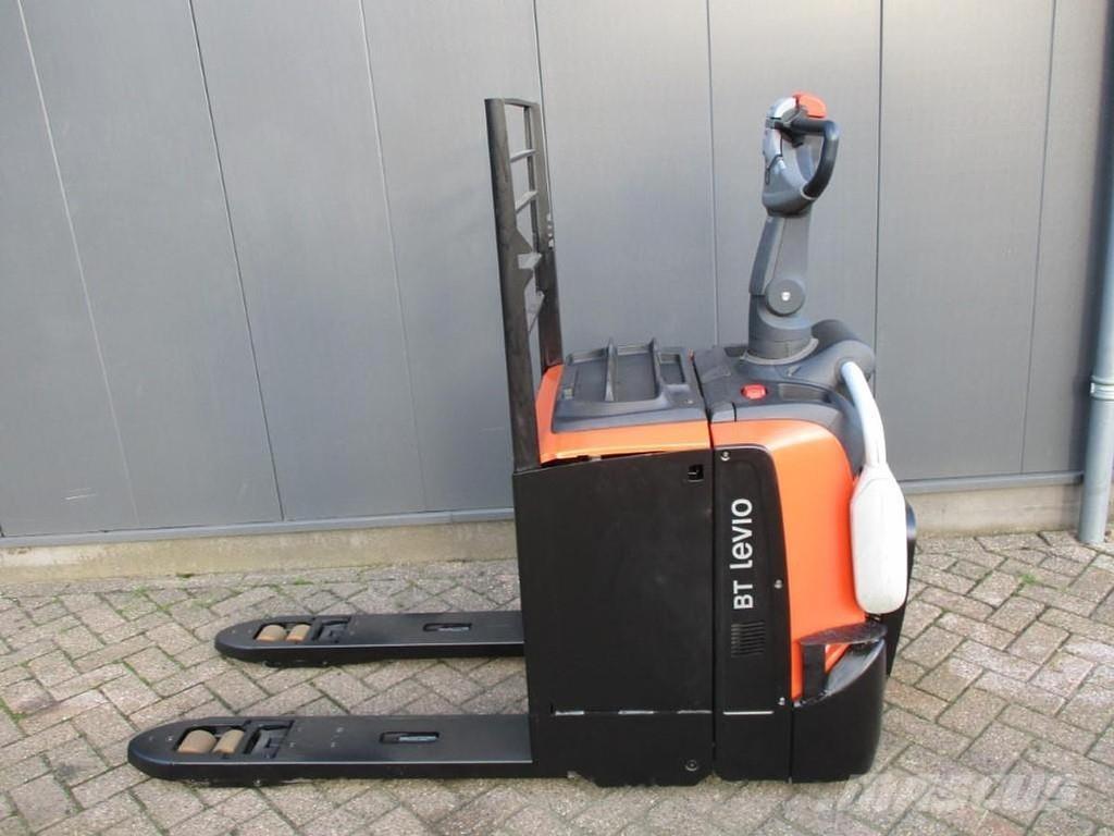 Toyota LPE250 Električni nizko dvižni viličar s stojiščem