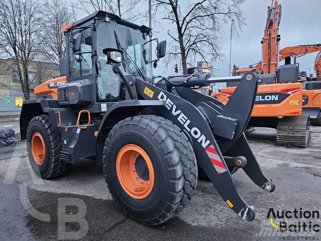 Develon DL250 Kolesni nakladalci
